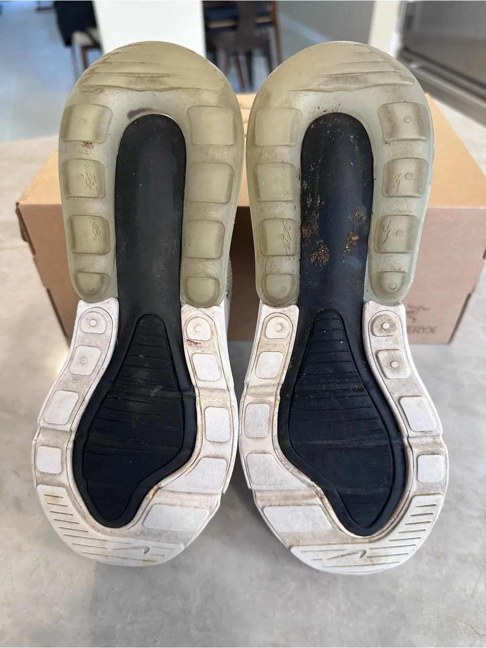 Nike White and Black Women 270 Knit Sneakers 7.5